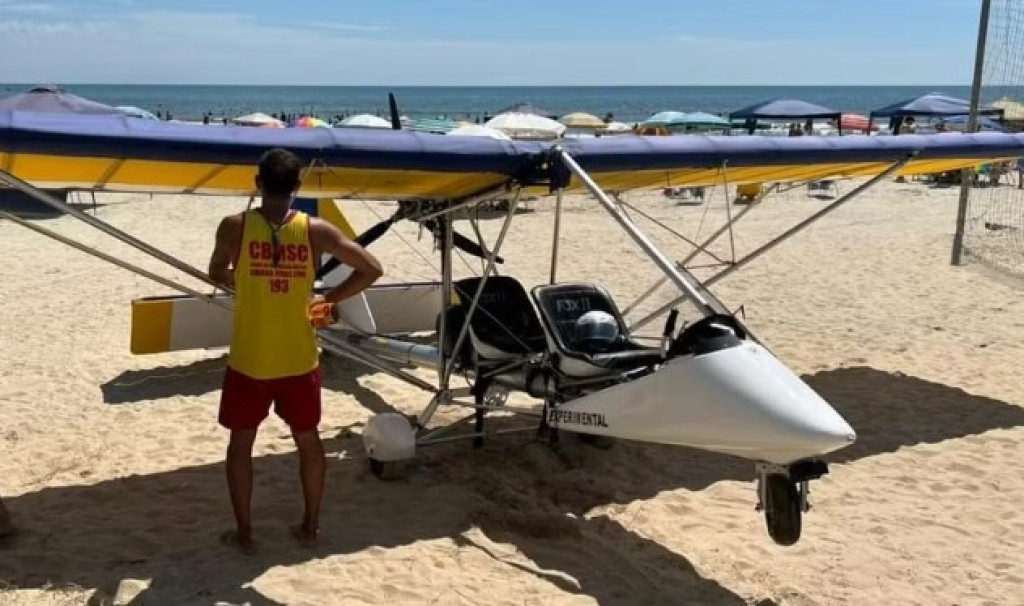 Aeronave Ultraleve Cai E Duas Pessoas S O Resgatadas Em Praia Do Litoral De Sc